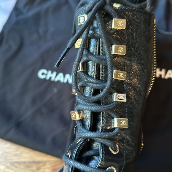 Chanel Combat Boot 37.5 Black Shiny Goatskin Zipper Double CC Embroidered Toe - Picture 5 of 6
